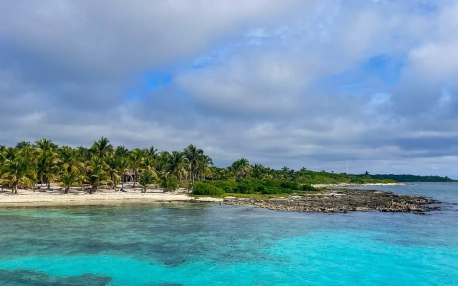 Bacalar, the lagoon of seven colours