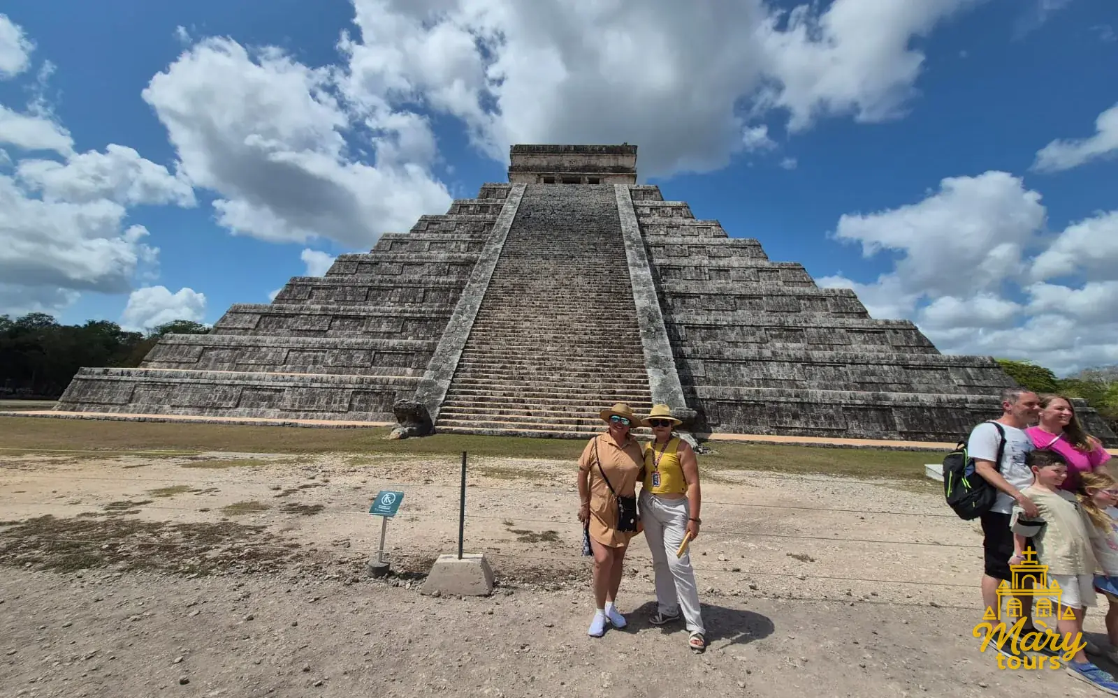 El Castillo at Chichén Itzá beneath a clear sky
