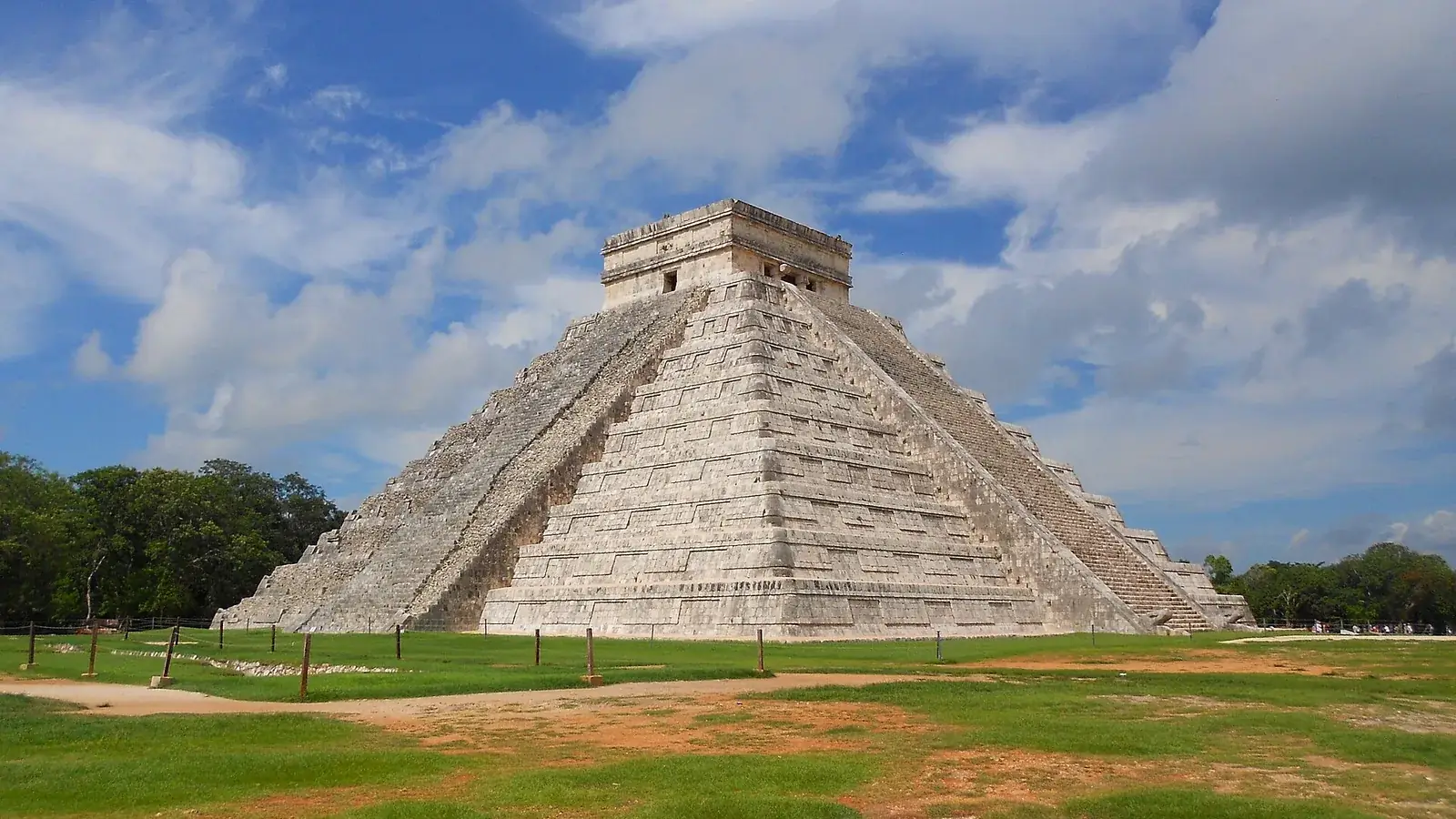 Kukulkán pyramid at Chichén Itzá