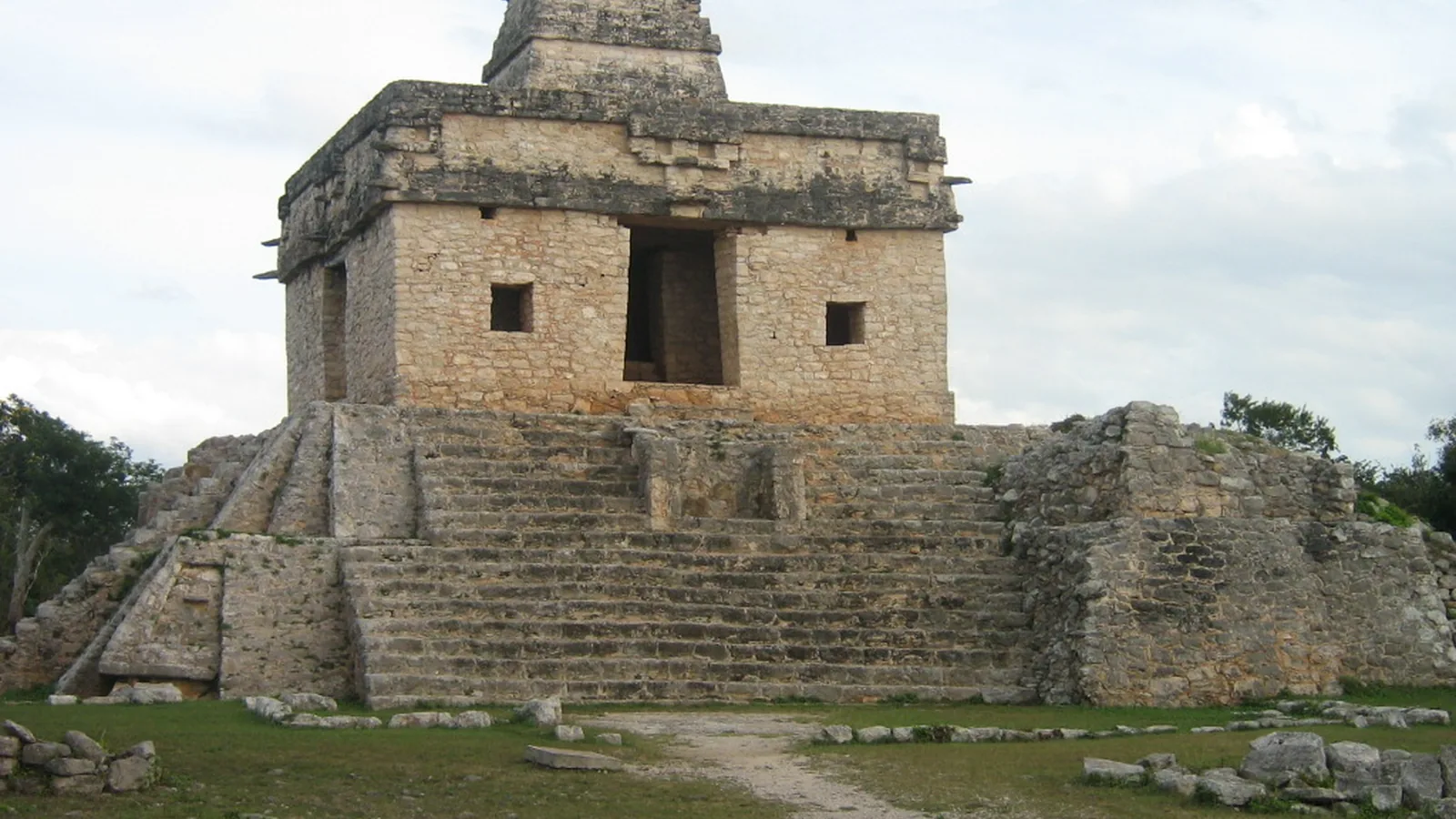 Templo de las Siete Muñecas en Dzibilchaltún