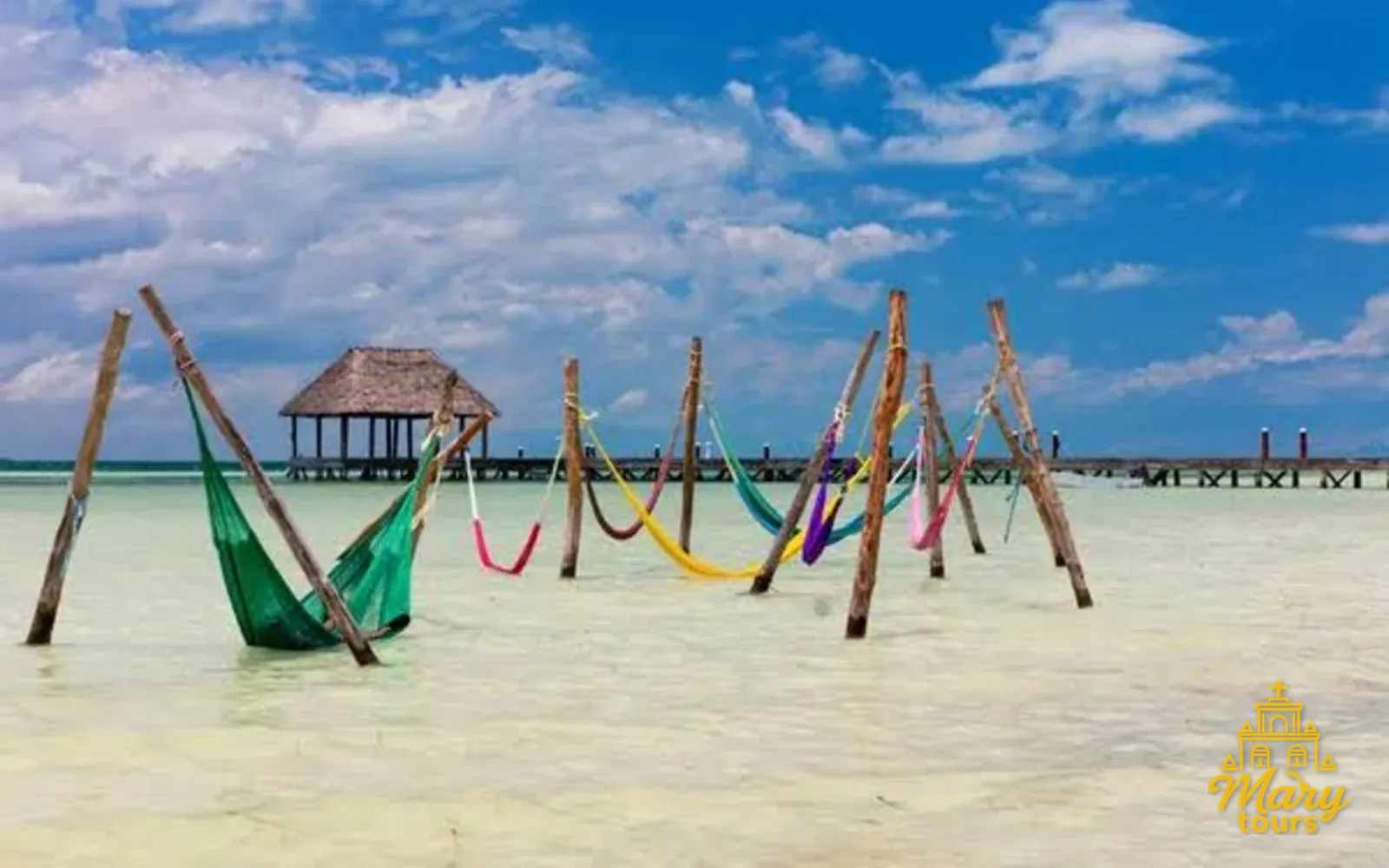 Hamacas instaladas sobre una playa de arena blanca en Holbox
