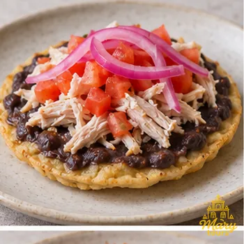 Panucho con frijol negro, pavo y cebolla morada